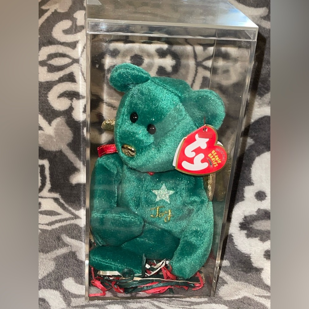 Ty Beanie Babies Gift the Bear (Joy) with Swing Tags and Case. 2004